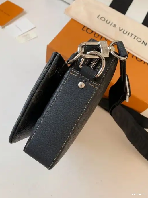 VUITTON LOUIS TRIO MESSENGER 0323